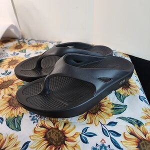 Womens Oofos Recovery Black Sandals New With Out Tags Size 7